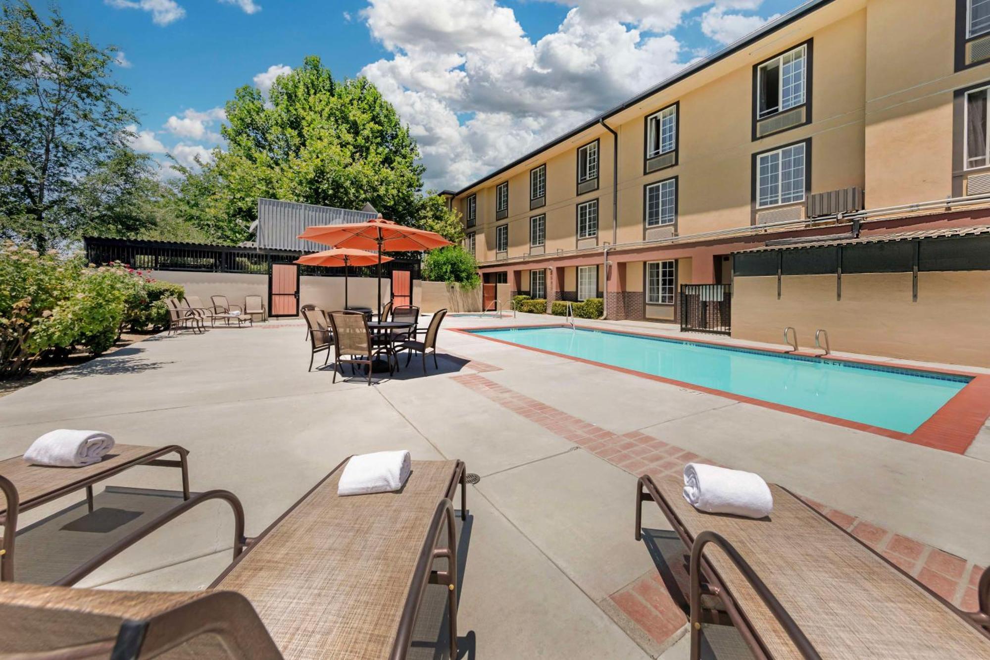 Best Western Plus Country Park Hotel Tehachapi Exterior foto